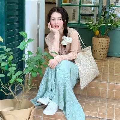 高墙、黑色与帅小伙